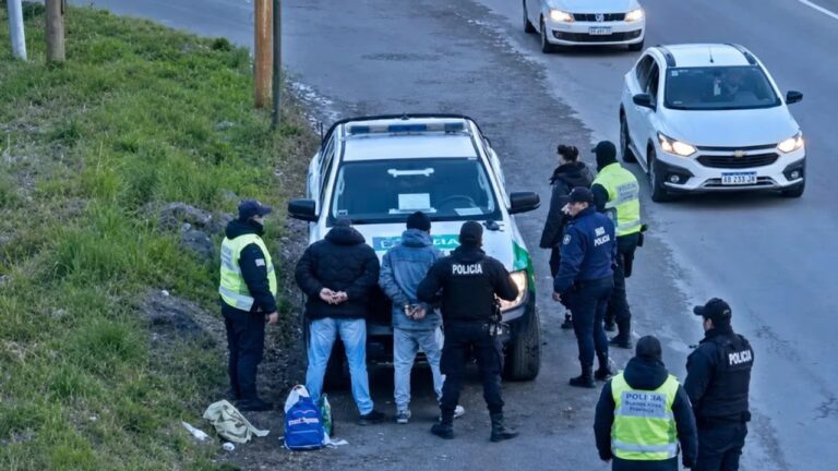 Operativo policial en la Ruta Nacional 40 con vehículos detenidos