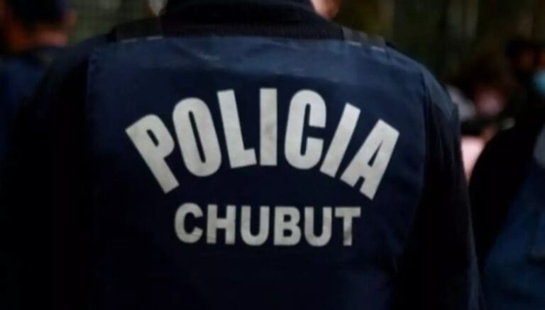 Policía en Esquel durante procedimiento nocturno