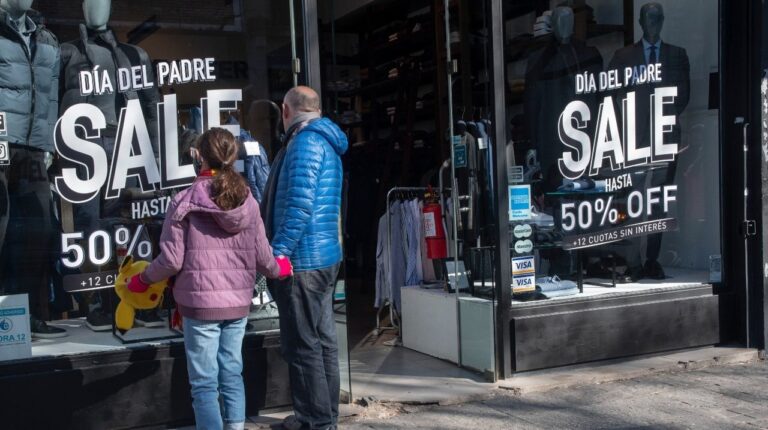 Persona sosteniendo un regalo envuelto con moño