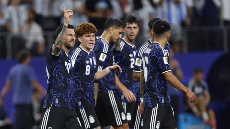 Estadio de fútbol con banderas de países participantes en el Mundial 2026