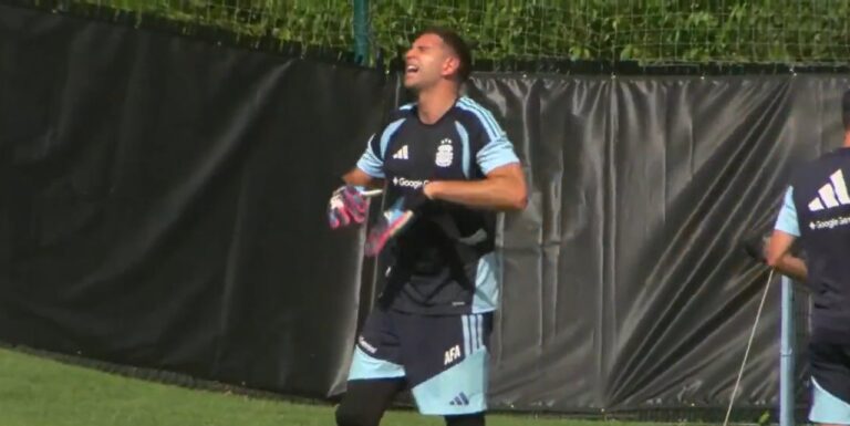 Emiliano Martínez en entrenamiento de la Selección Argentina