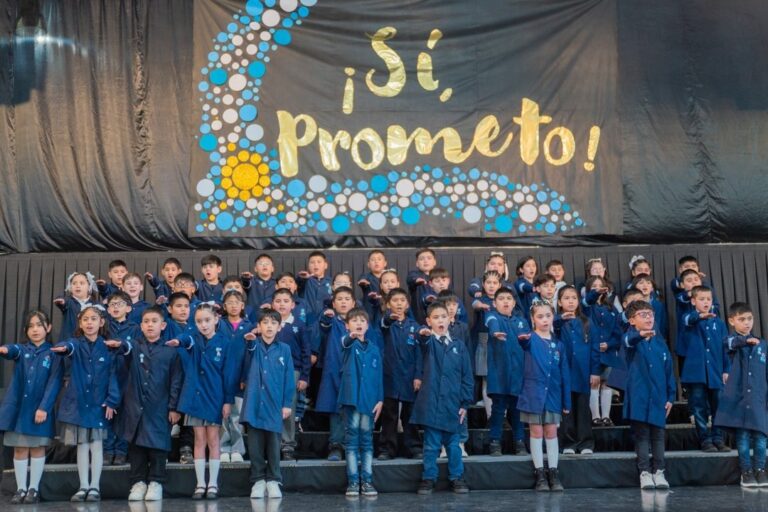Alumnos de la Escuela Municipal N° 2006 durante la ceremonia de Promesa de Lealtad a la Bandera en el Centro Cultural de Comodoro Rivadavia