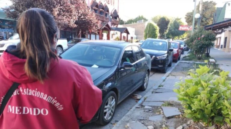 Cartel de estacionamiento medido en la ciudad de Esquel, Chubut
