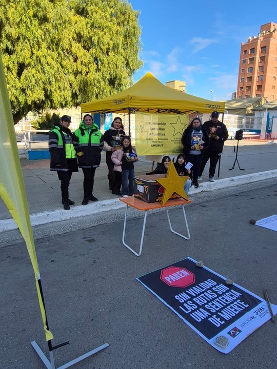 Carpa amarilla de Estrellas Amarillas en Comodoro Rivadavia durante jornada de concientización vial