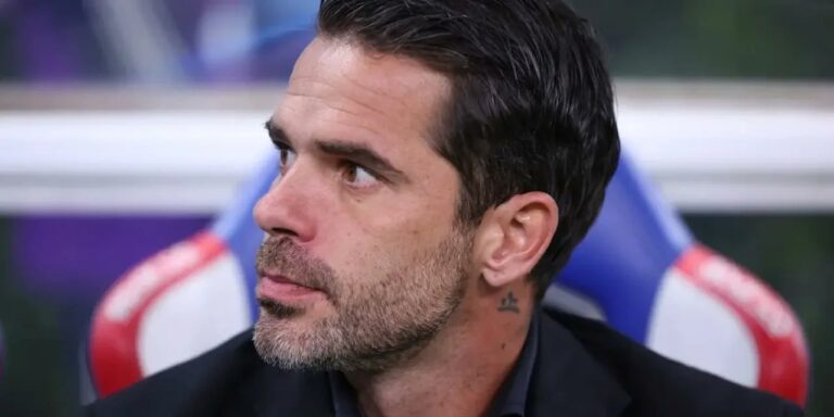 Fernando Gago en el banco de suplentes de Universidad de Chile