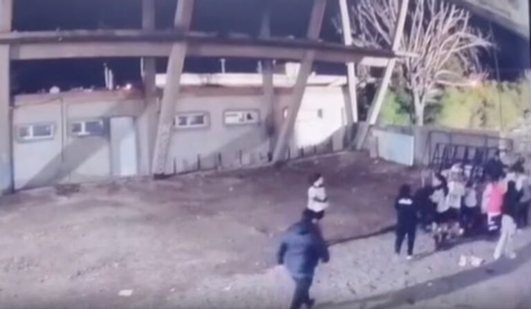 Captura del video de seguridad del club Ferro mostrando incidentes tras el partido femenino