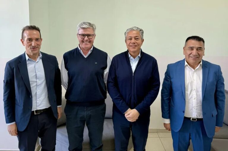 Gobernador Rolando Figueroa junto a intendentes en acto de respaldo al proyecto de GNL