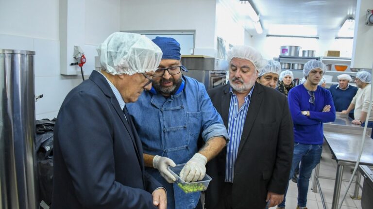 Productores y funcionarios en la Sala de Elaboración de Alimentos de Comodoro Conocimiento durante la última jornada de extracción de aceite de oliva de la temporada 2026
