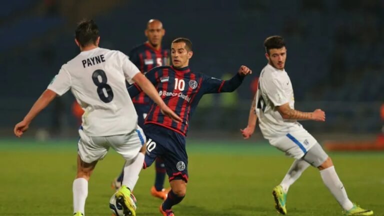 Pablo Barrientos y Tim Payne en el partido San Lorenzo vs Auckland City por el Mundial de Clubes 2014
