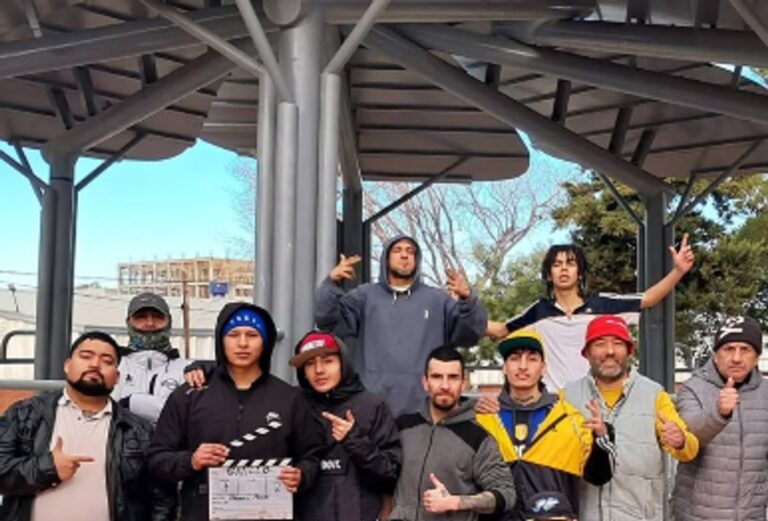 Escena de la película Gatillo con actores en locación urbana