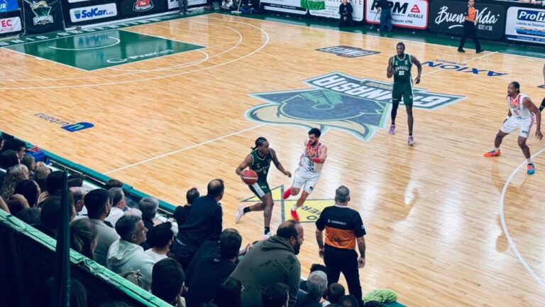 Jugadores de Gimnasia y Quimsa durante el sexto juego de la final de la Liga Nacional de Básquet