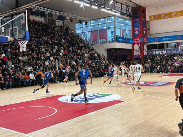 Partido de básquet entre Gimnasia y Quimsa en el estadio Ciudad de Santiago del Estero