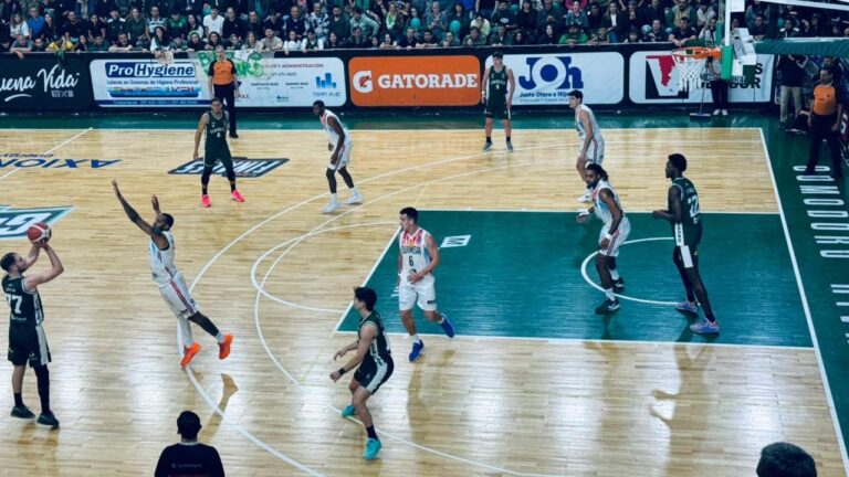 Partido de básquet entre Gimnasia y Quimsa en el estadio Socios Fundadores