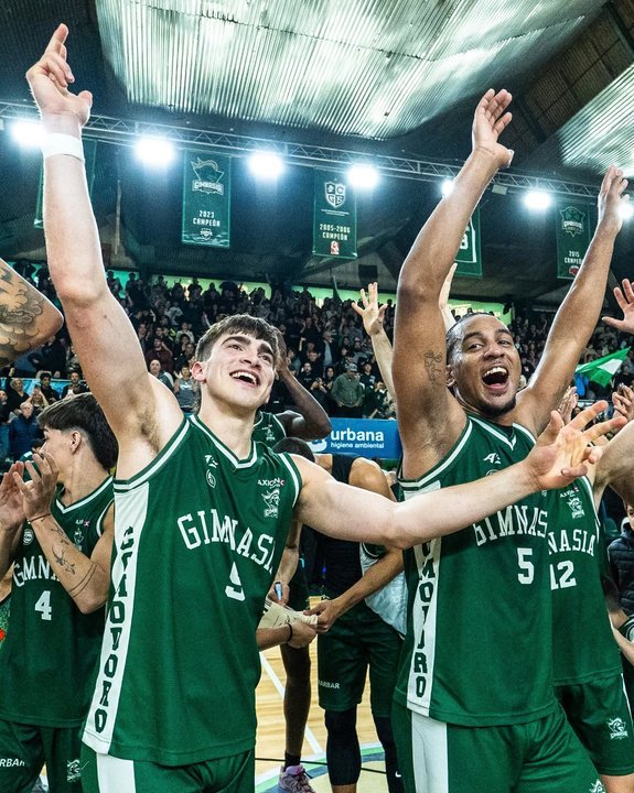 Partido de básquet entre Gimnasia de Comodoro y Quimsa en el estadio Socios Fundadores