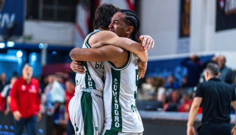 Jugadores de Gimnasia de Comodoro celebrando en la cancha durante las Finales de la Liga Nacional de Básquet