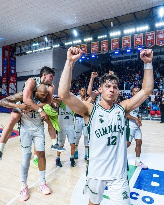 Partido de básquet entre Gimnasia de Comodoro y Quimsa en el Socios Fundadores