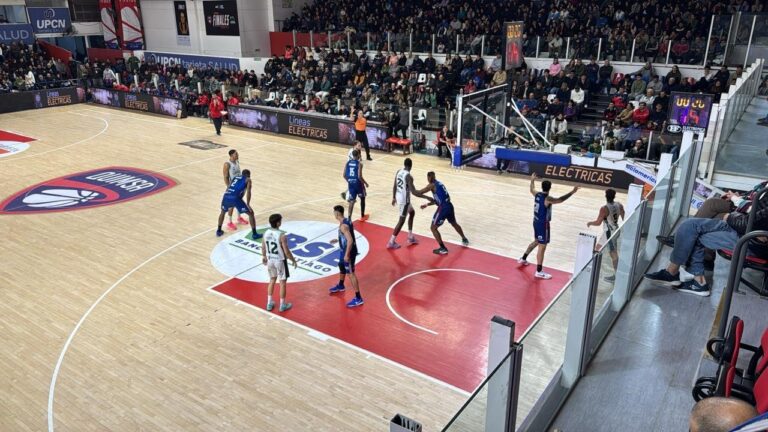 Partido de básquet entre Gimnasia y Quimsa en el estadio de Santiago del Estero