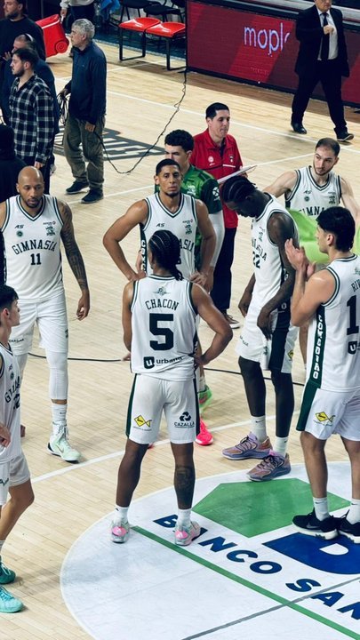 Partido de básquetbol entre Gimnasia y Quimsa en Santiago del Estero