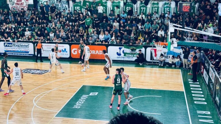 Partido de básquet entre Gimnasia y Quimsa en el estadio Socios Fundadores