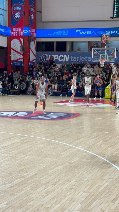 Partido de básquet entre Gimnasia de Comodoro y Quimsa en el estadio Ciudad de Santiago del Estero