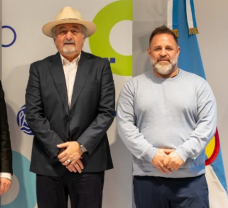Andrés Glinski durante declaraciones a la prensa en Chubut