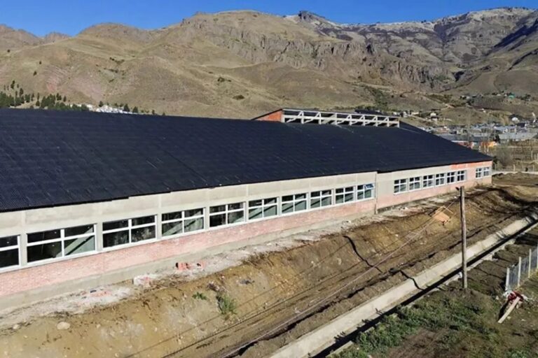 Gobernador Rolando Figueroa durante recorrida por obras educativas en San Martín de los Andes