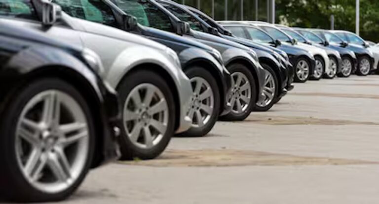 Vehículos estacionados en un concesionario automotor