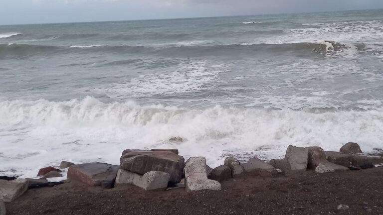 Operativo en Playa Unión por hallazgo de cuerpo en el mar