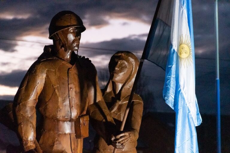 Monumento en homenaje al soldado Ricardo Andrés Austin y a su madre en Tecka, Chubut