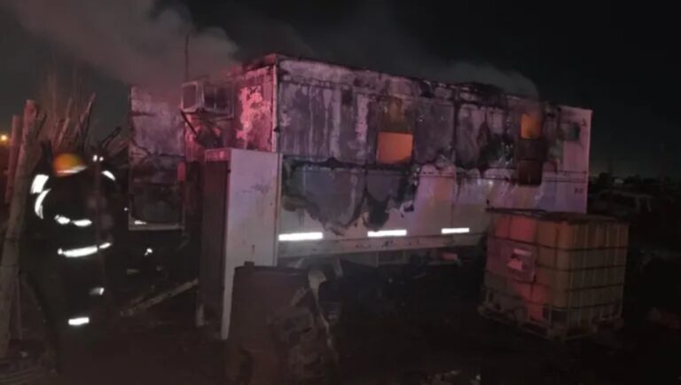 Bomberos trabajando en el incendio del desarmadero Pieroni en Centenario