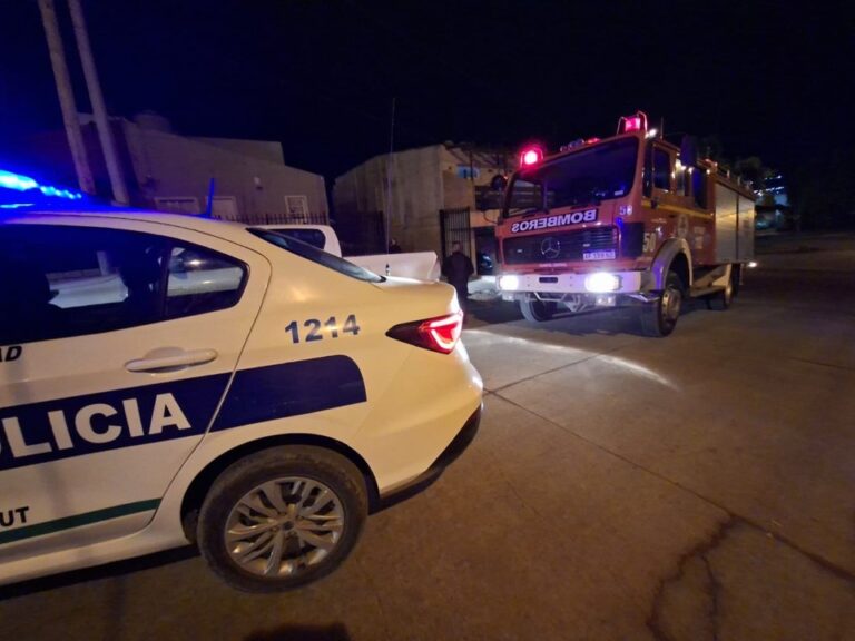 Bomberos trabajando en extinción de incendio en vivienda de Comodoro Rivadavia