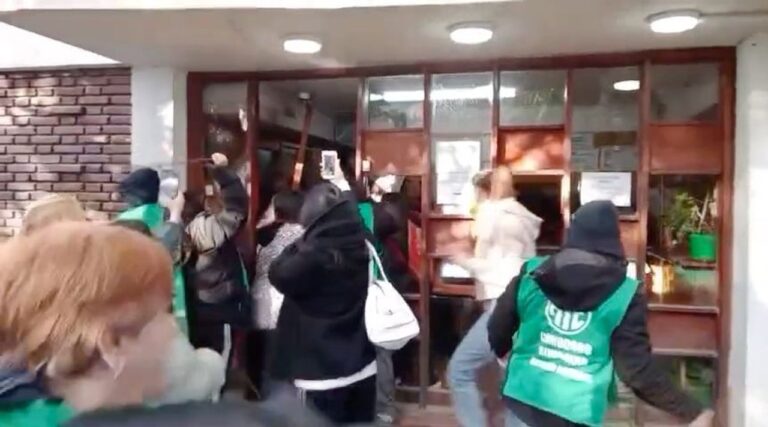 Manifestantes frente al edificio de Supervisión de Escuelas de Comodoro durante incidentes