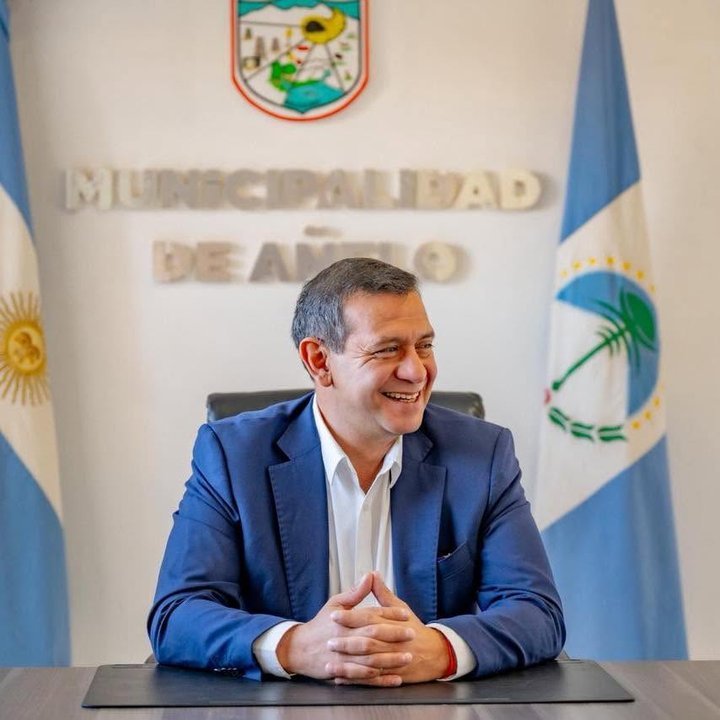 Vista de la localidad de Añelo, Neuquén, con infraestructura urbana y carteles de servicios