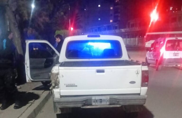 Vehículo incendiado en Comodoro Rivadavia, Chubut