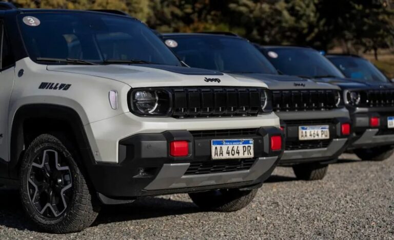 Jeep Renegade 2024 exhibido en evento de presentación en Argentina