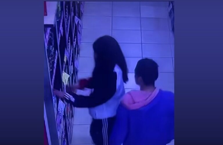 Captura de cámara de seguridad de una joven frente a un exhibidor en un supermercado en Esquel