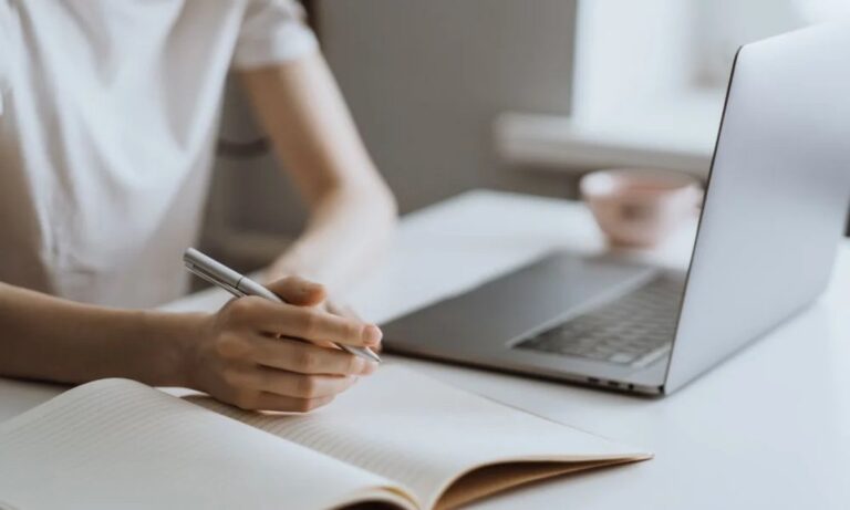 Estudiantes mujeres en aula universitaria con computadoras