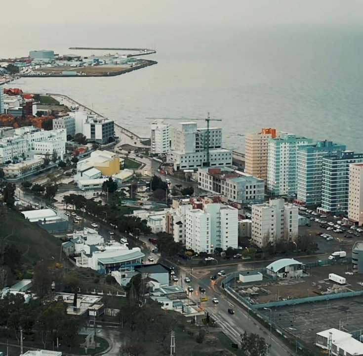 Cielo nublado sobre Comodoro Rivadavia con lluvia