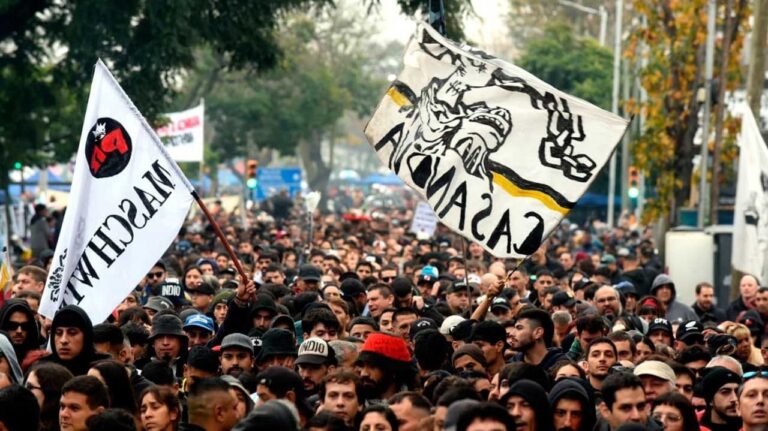 Multitud en el velatorio del Indio Solari en el Polideportivo José María Gatica de Villa Domínico