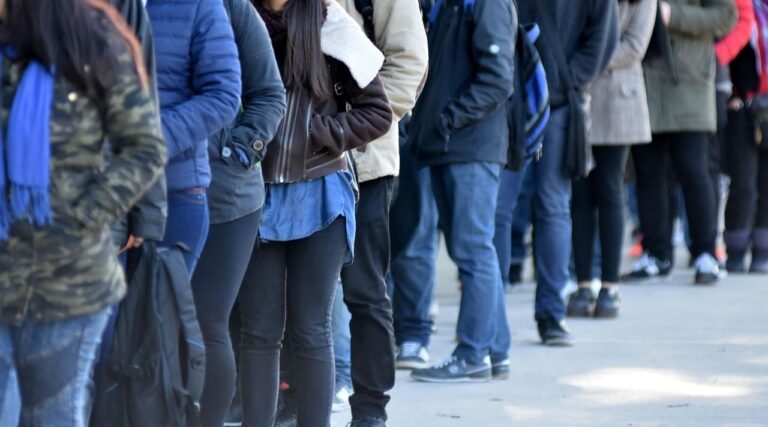 Personas buscando trabajo en la Oficina de Empleo de Comodoro Rivadavia