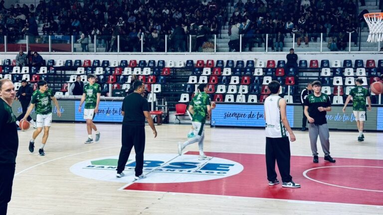 Mauro Cosolito, capitán de Gimnasia de Comodoro Rivadavia, en la previa del quinto juego de la final de la Liga Nacional de Básquetbol