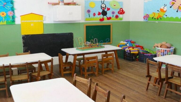 Niños en un jardín de infantes durante una actividad educativa