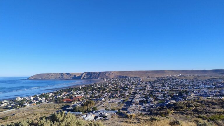 Vista aérea de Rada Tilly, Chubut, con edificios y costa atlántica