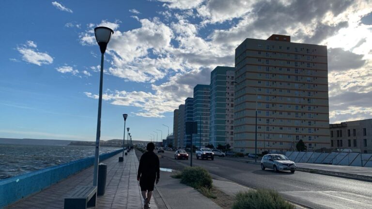 Cielo parcialmente nublado sobre la costa de Comodoro Rivadavia