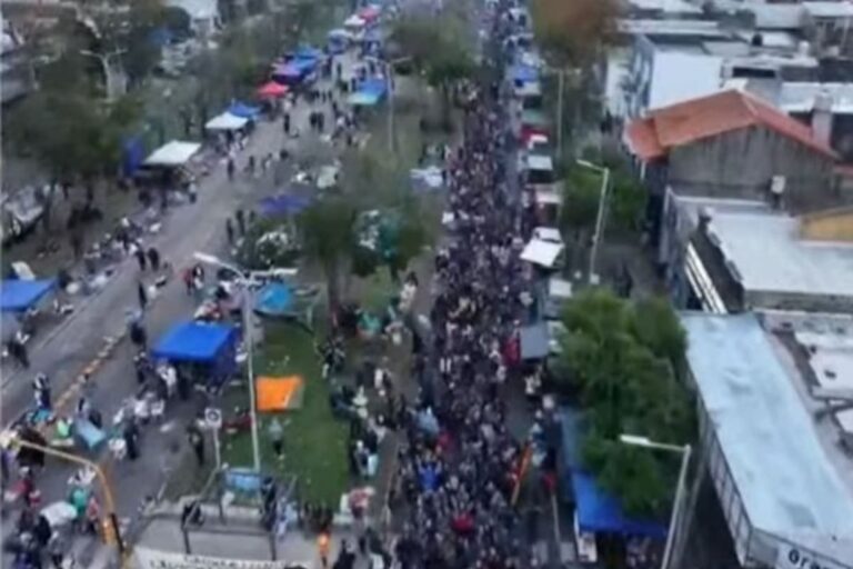 Multitud de personas frente al Polideportivo Gatica en Villa Domínico durante el velorio del Indio Solari