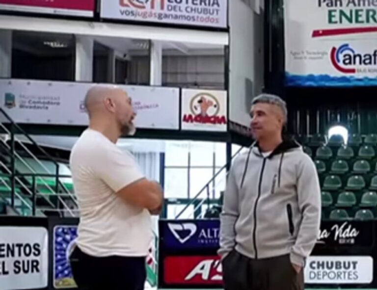 Pablo Moldú y Gabriel Cocha celebrando el título de Gimnasia y Esgrima de Comodoro Rivadavia