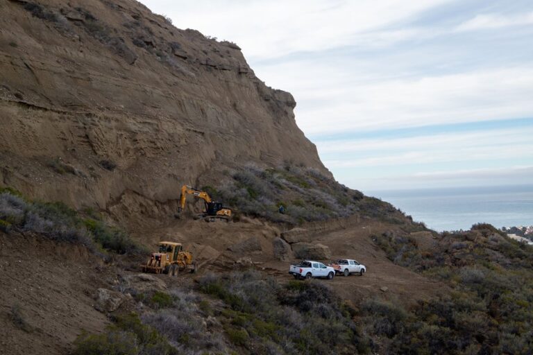 Maquinaria municipal trabajando en la estabilización del cerro Hermitte en Comodoro Rivadavia