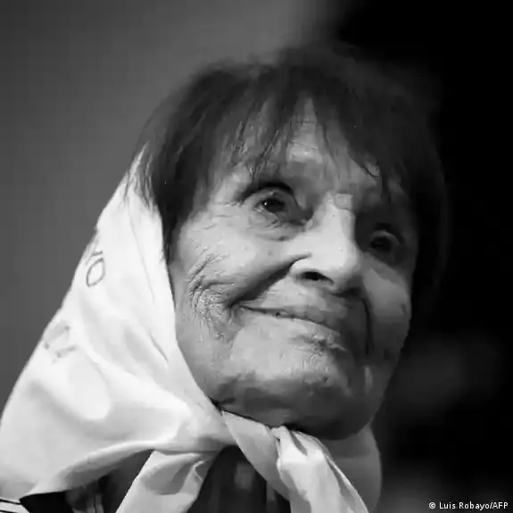 Retrato de Taty Almeida, presidenta de Madres de Plaza de Mayo Línea Fundadora