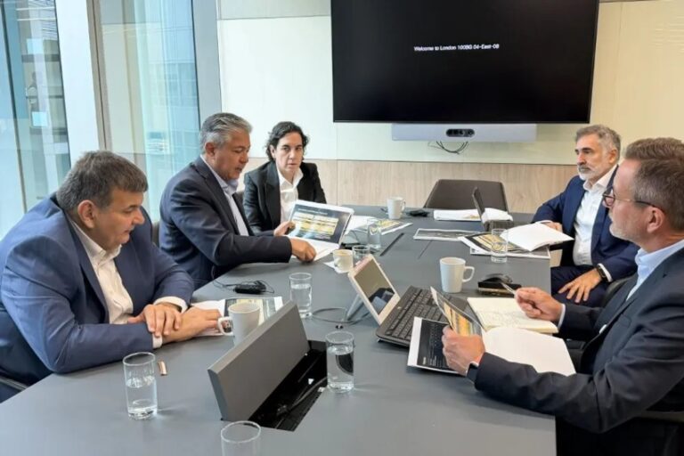 Gobernador Rolando Figueroa en reunión con inversores en Londres