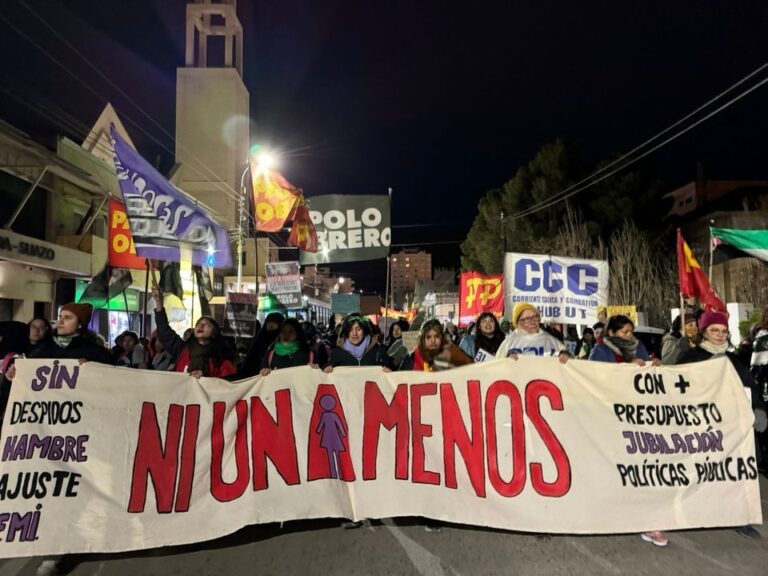 Movilización de Ni Una Menos en una ciudad de Chubut